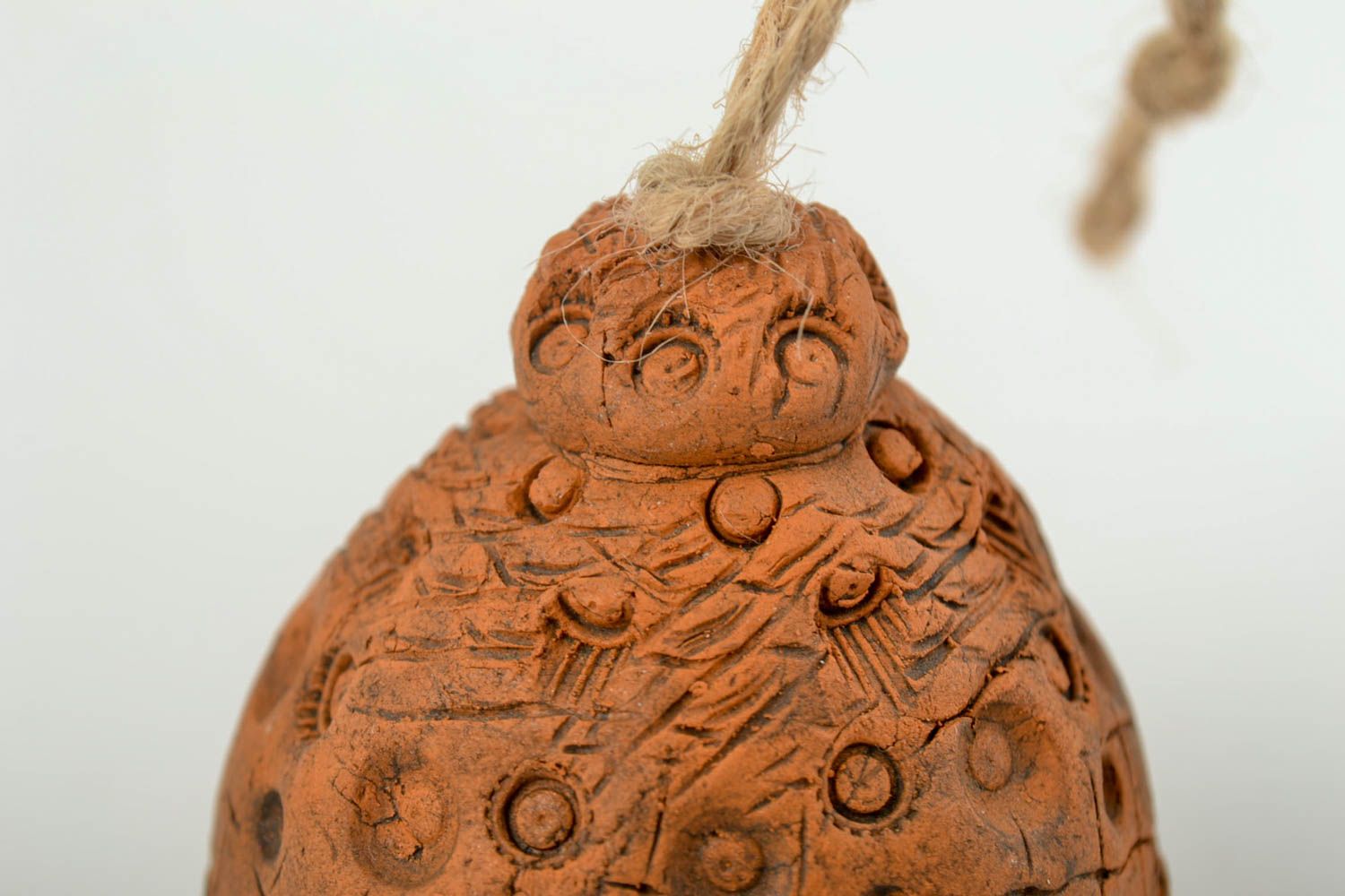 Campanello decorativo fatto a mano in ceramica souvenir di terracotta originale foto 3