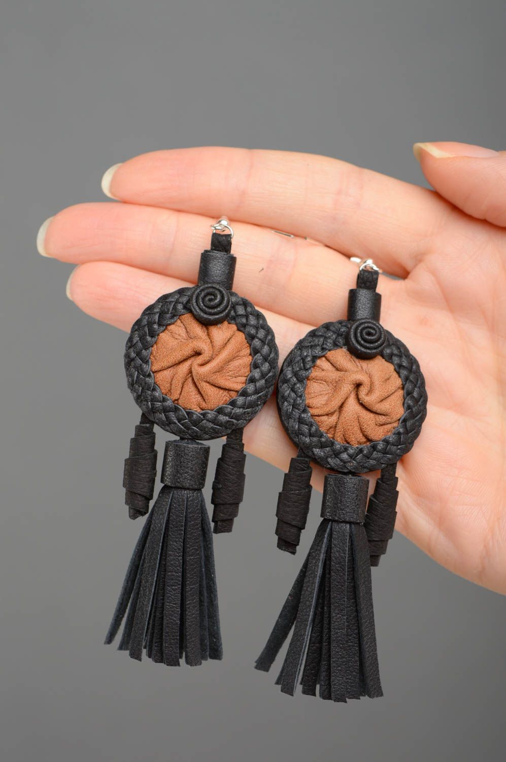 Longues boucles d'oreilles pendantes en cuir noires faites main avec frange photo 3