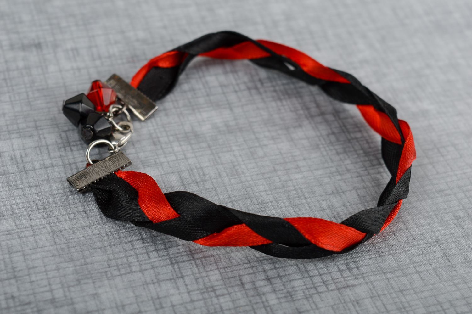 Bracelet tressé Bijou fait main noir rouge rubans de satin Accessoire femme photo 2