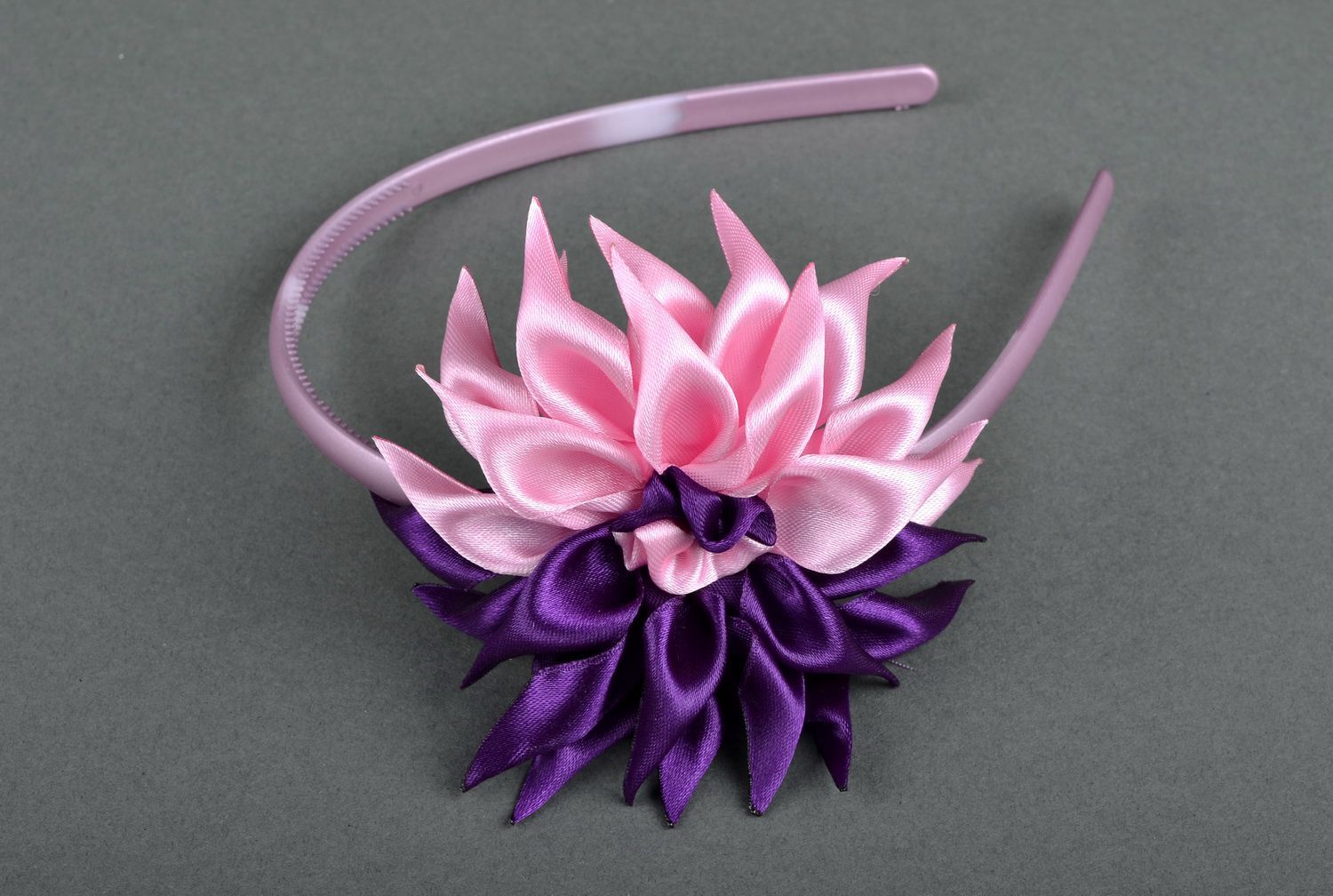 Aro de cabelo, coroa de flores na cabeça com uma flor de seda foto 2