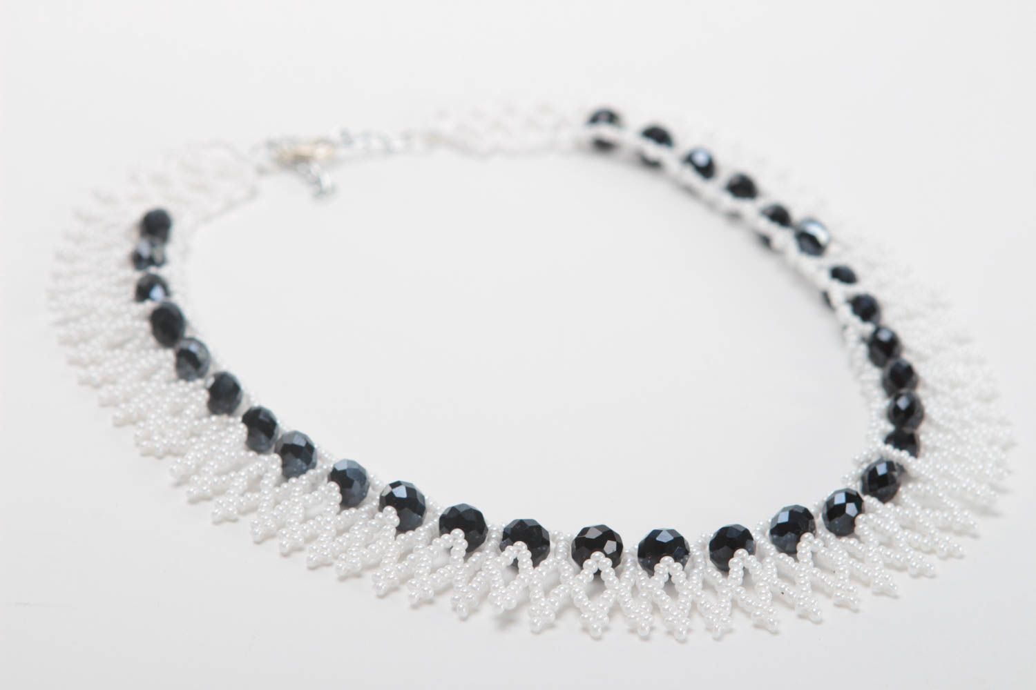 Ожерелье из бисера и хрустальных бусин ручной работы белое с черным авторское фото 3