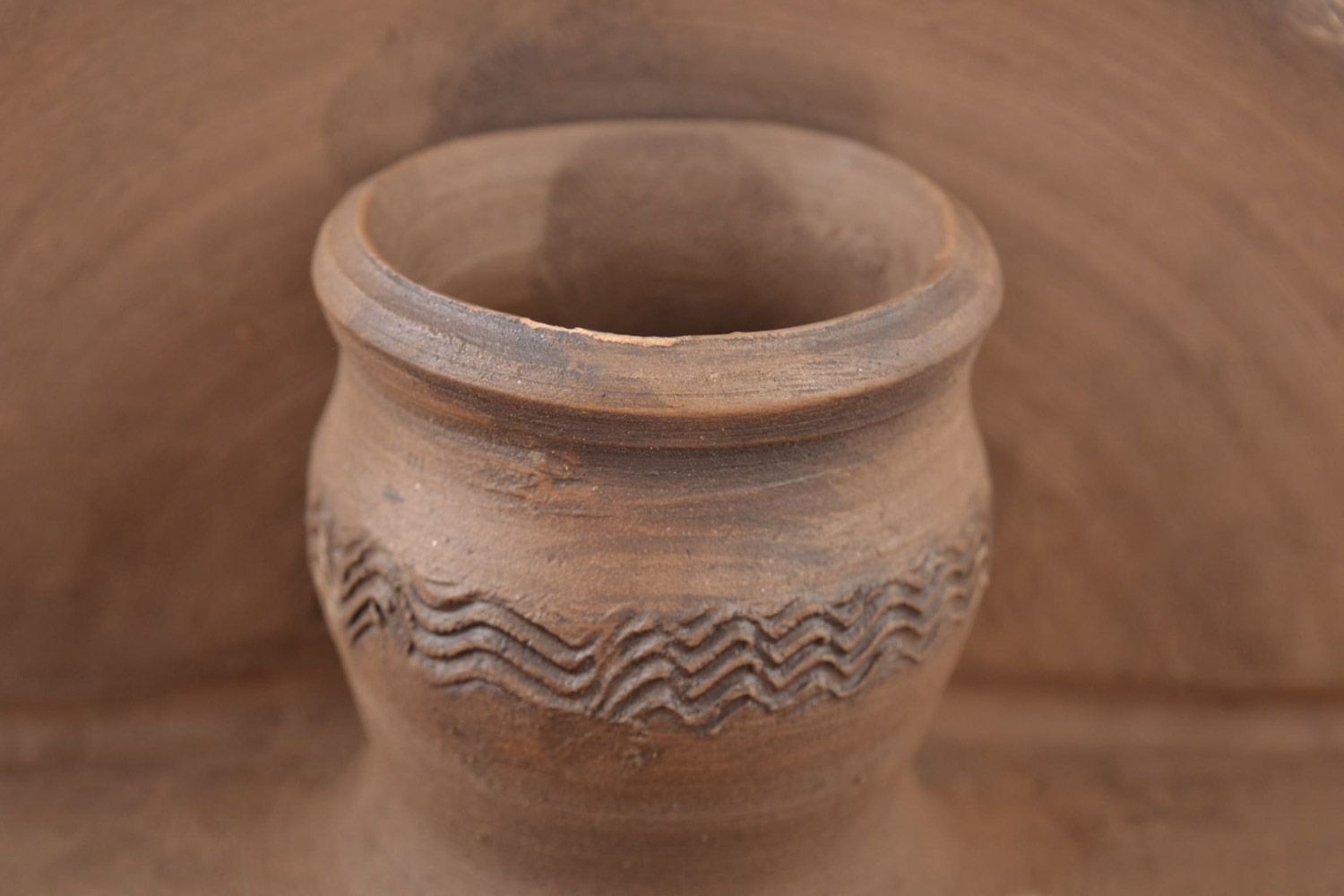 Soporte para servilletas de cerámica artesanal con lugar para salero y pimentero foto 5