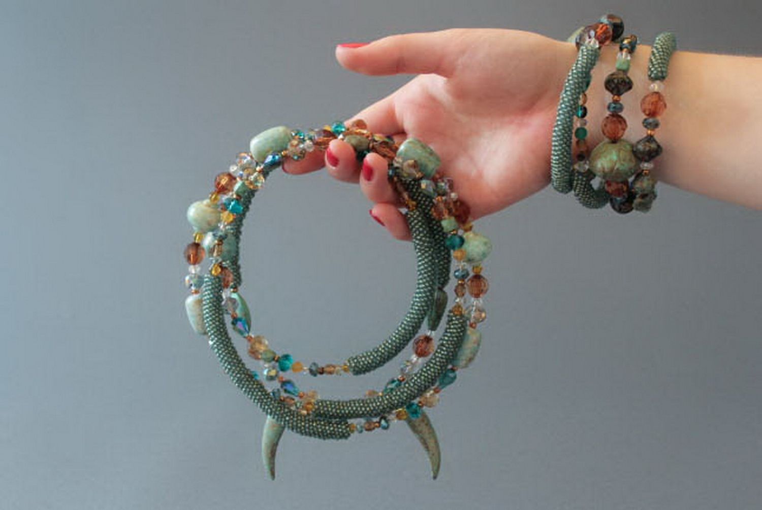 Conjunto de bracelete e colar, feitos de miçangas e pedras decorativas foto 9
