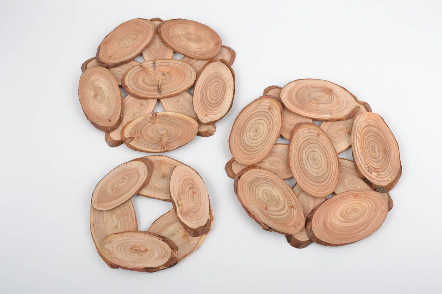 Sous-plats en bois ronds de tailles différentes faits main originaux 3 pièces  photo 2