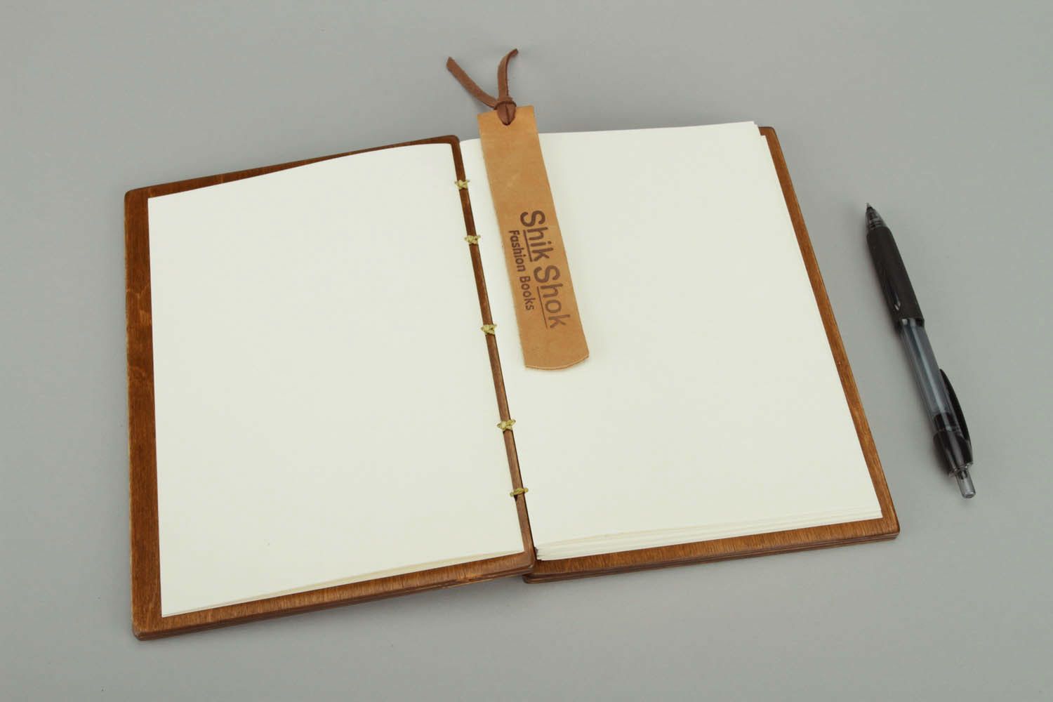 Notizbuch aus Holz und Leder foto 4