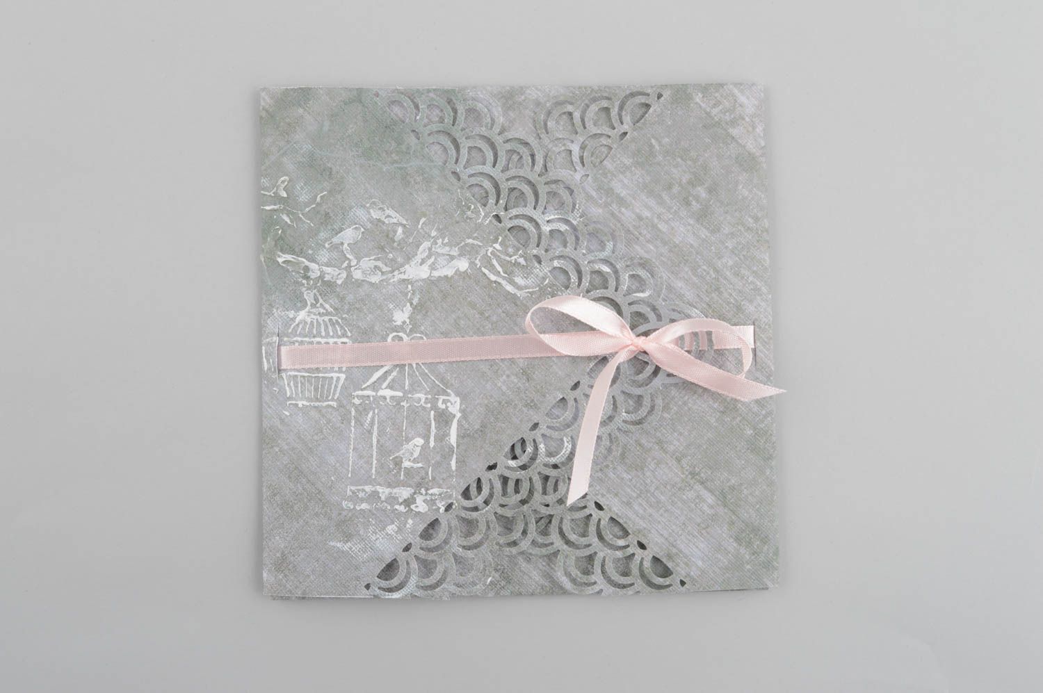 Enveloppe fait main Enveloppe design Idée cadeau grise ajourée ruban satin  photo 5