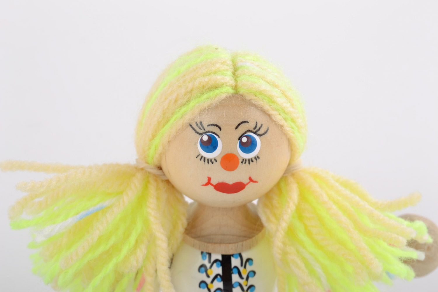 Öko Spielzeug Puppe aus Holz mit Bemalung schön Handarbeit Geschenk für Mädchen  foto 3