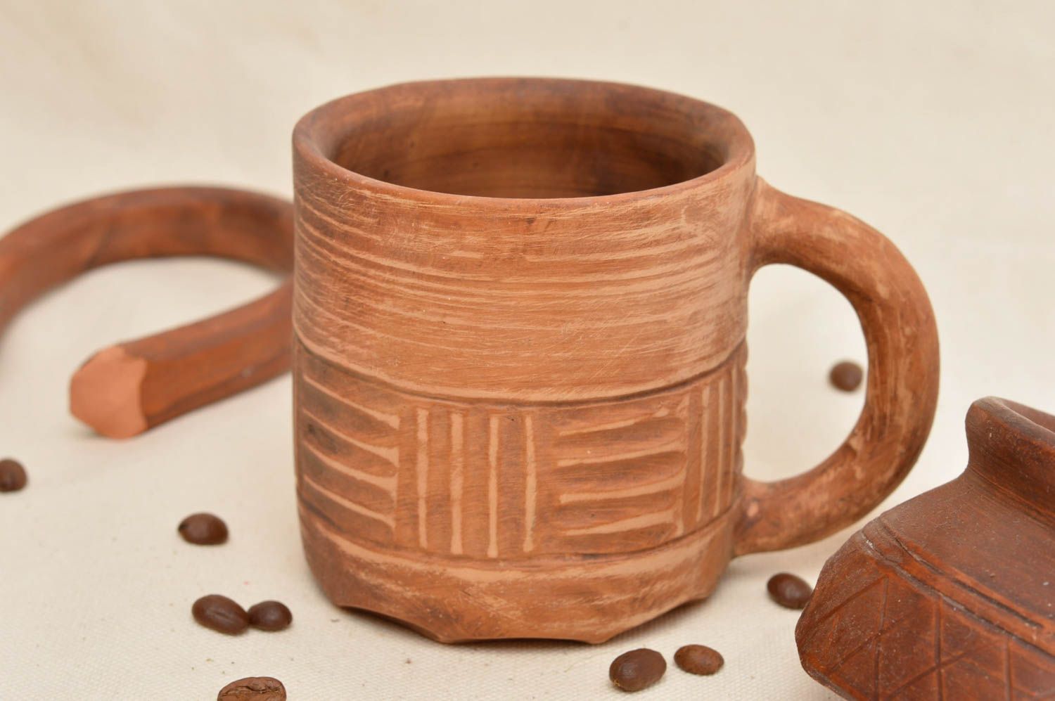 Лепная керамическая чашка из красной глины с орнаментом в виде полосок хенд мейд фото 1