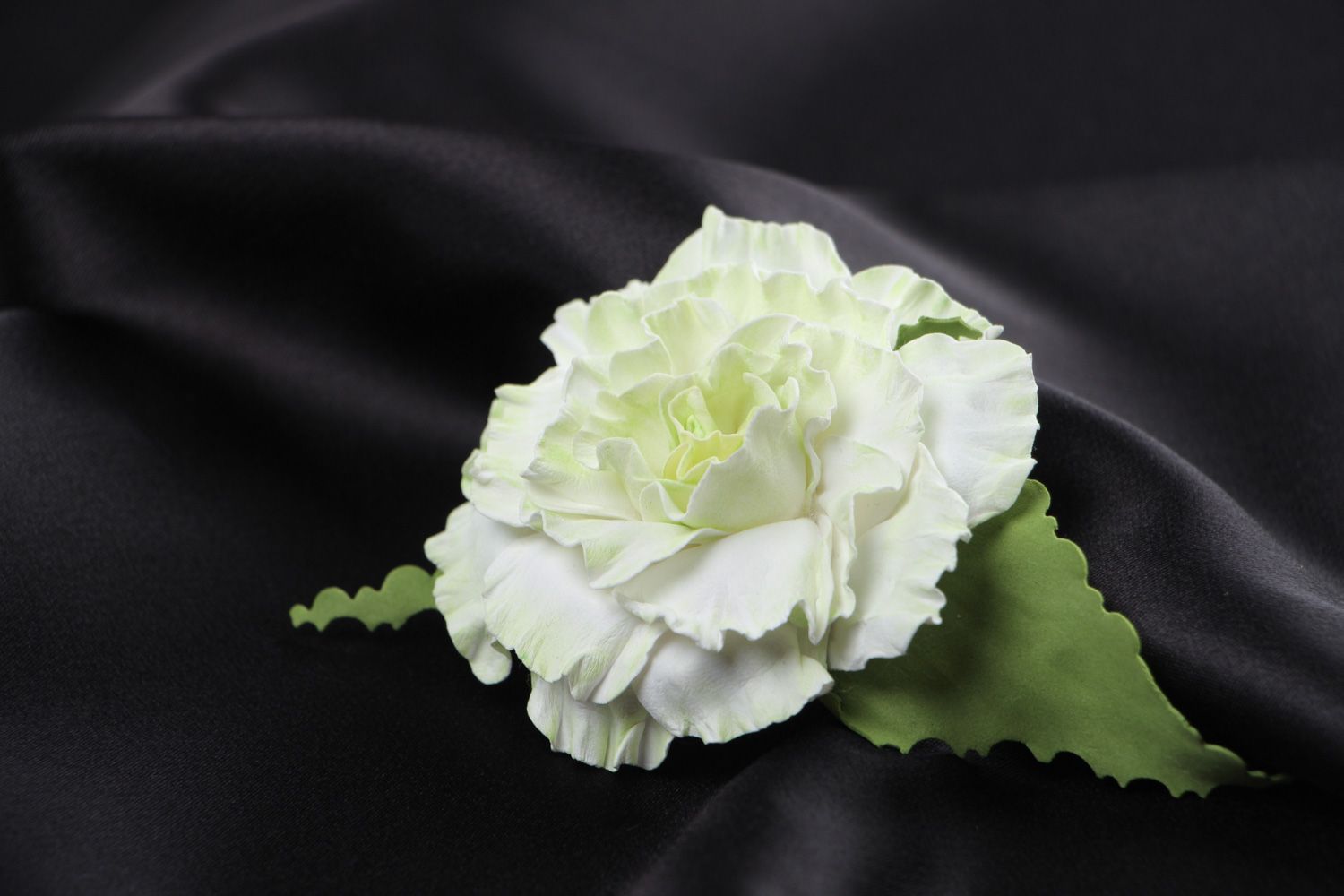 Handgemachte schöne Haarklammer mit Blume weiße Nelke mit Blättern für Frauen  foto 1