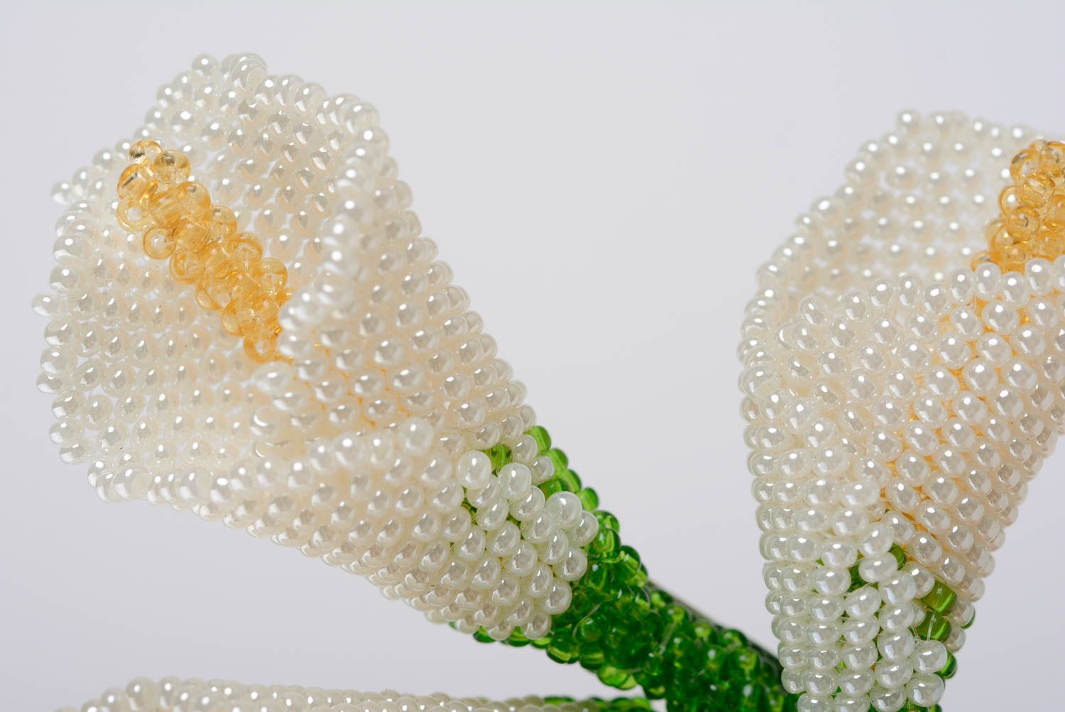 Schöne handmade Brosche aus Glasperlen in Form von weißer Calla zart originell  foto 2