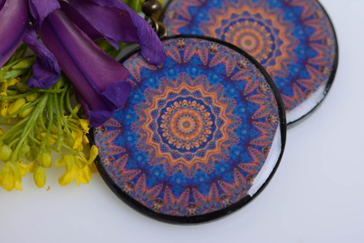 Künstlerische runde Ohrringe mit Muster im Ethno Stil aus Polymerton handmade foto 1