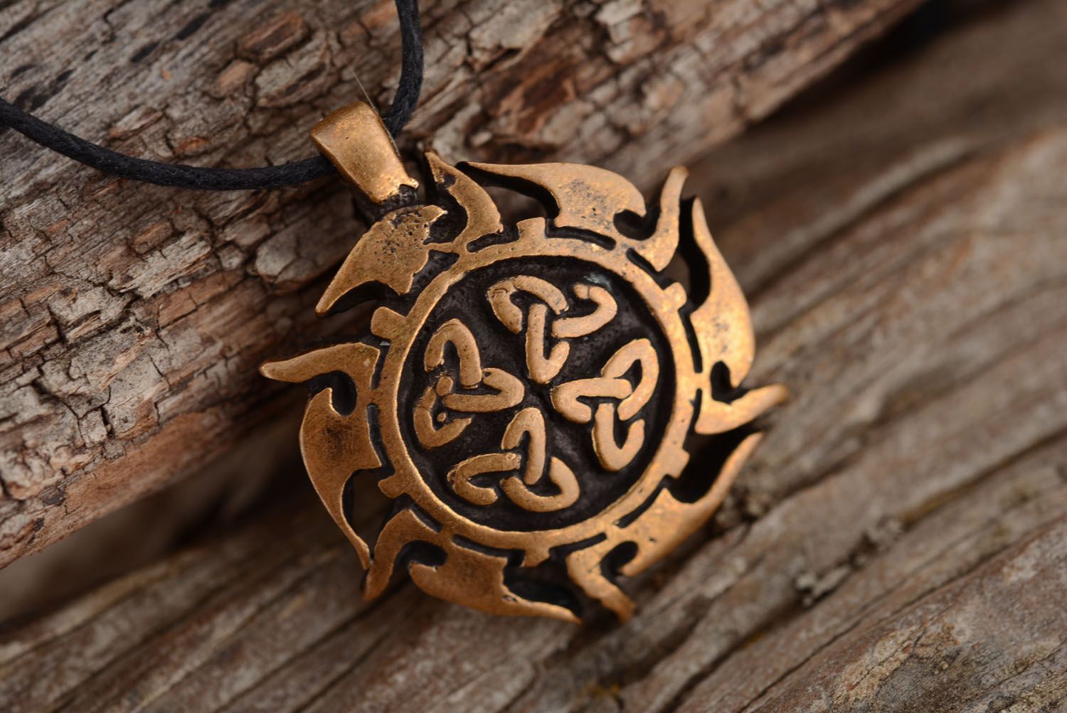 Pendentif en bronze fait main original accessoire design Soleil celtique photo 2