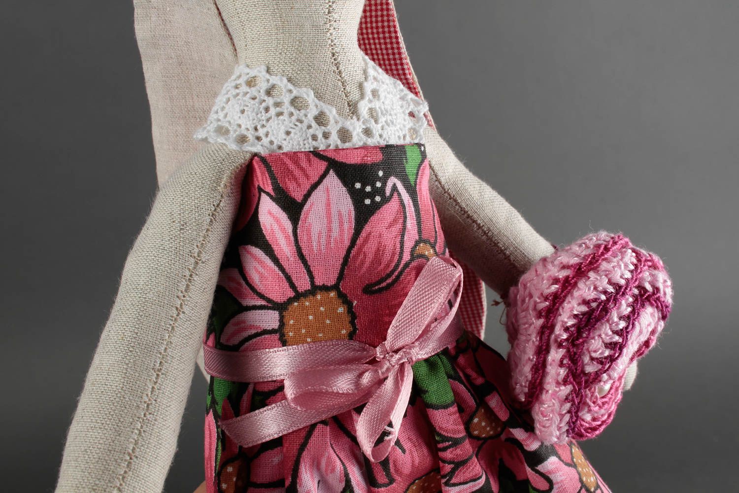 Schönes Kuscheltier Hase im Kleid handmade Stoff Spielzeug Geschenk für Kinder foto 4