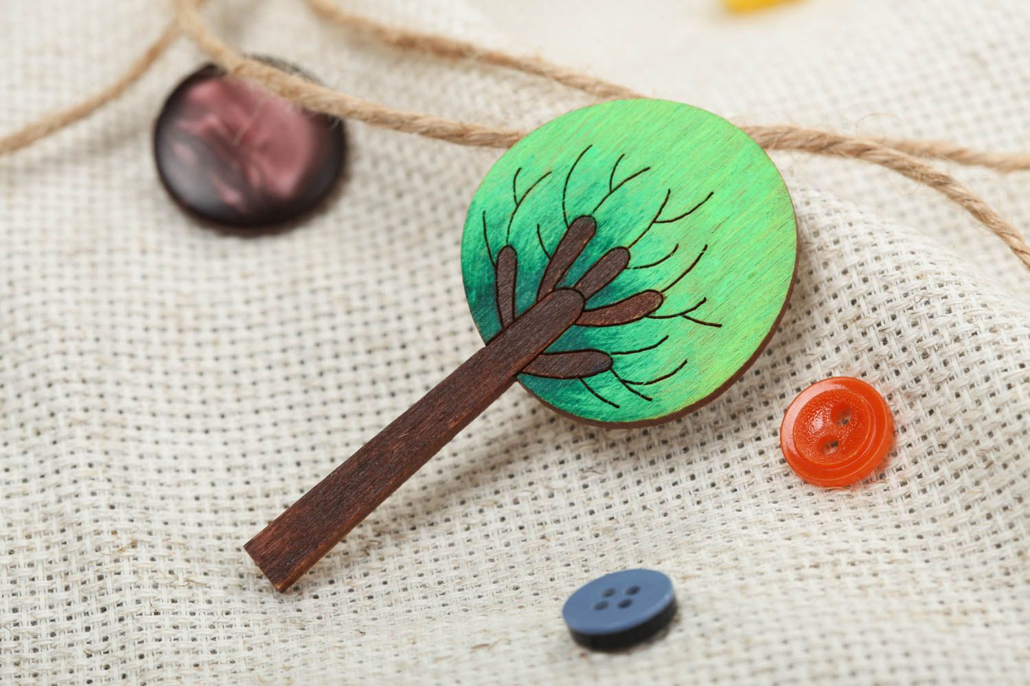 Bemalte künstlerische Brosche aus Furnierholz mit Acrylfarben Baum Handarbeit foto 1