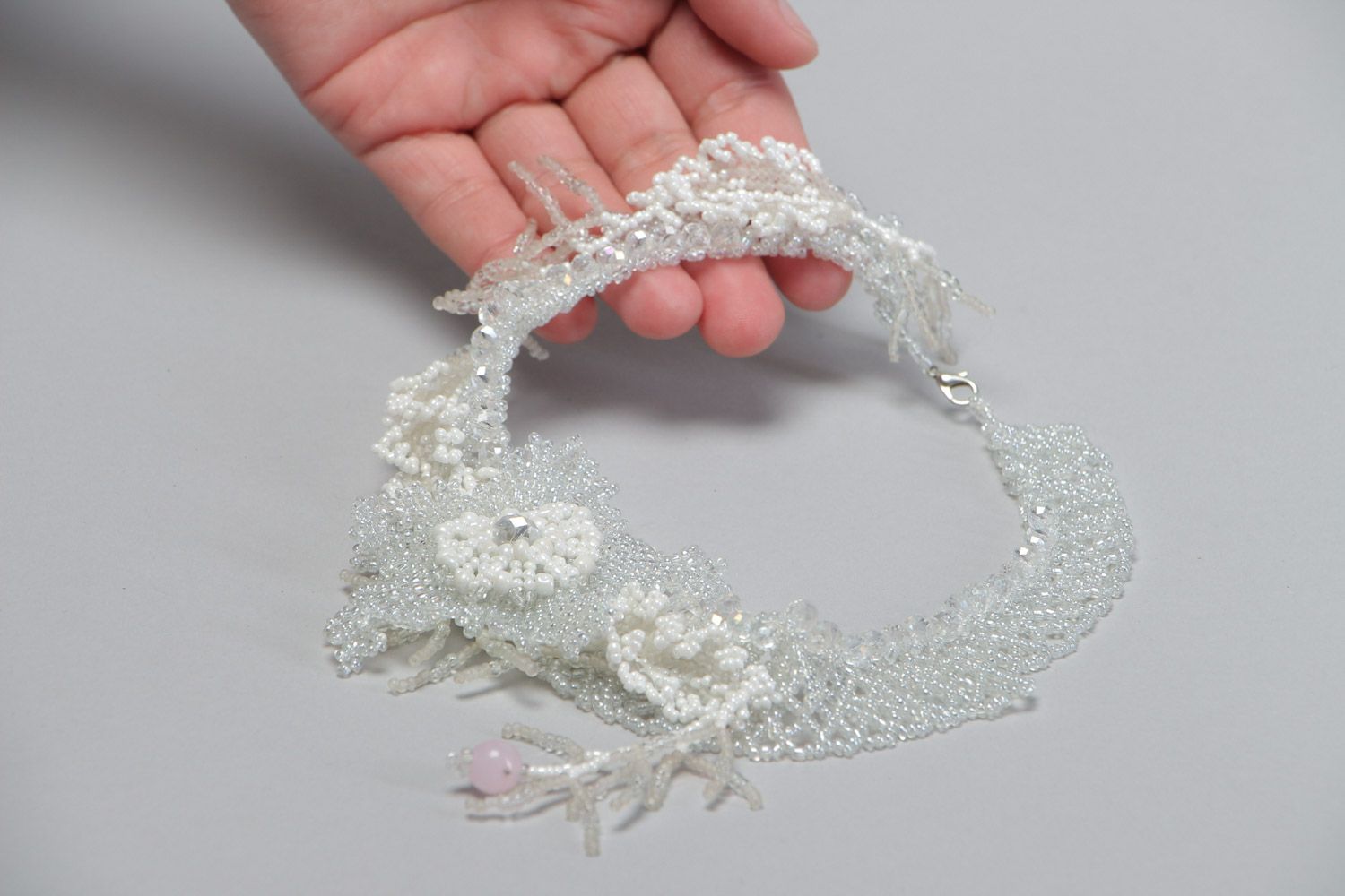 Оригинальное ожерелье из бисера и стеклянных бусин ручной работы с цветком белое фото 5