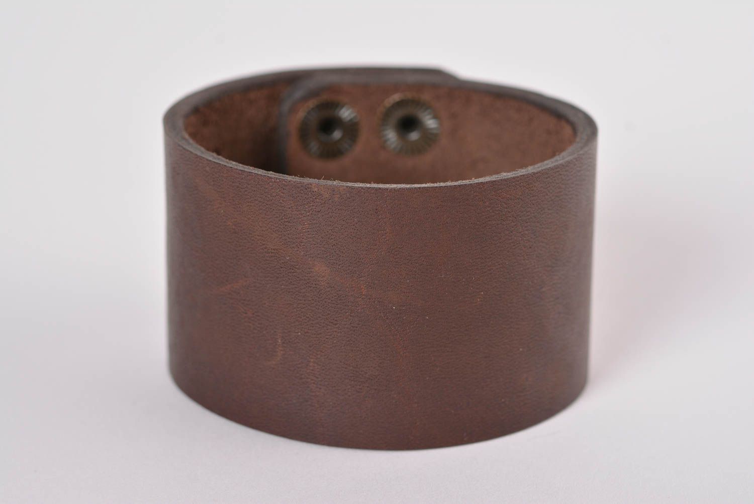 Bracelet cuir large marron fait main Bijoux originaux Accessoire pour femme photo 1