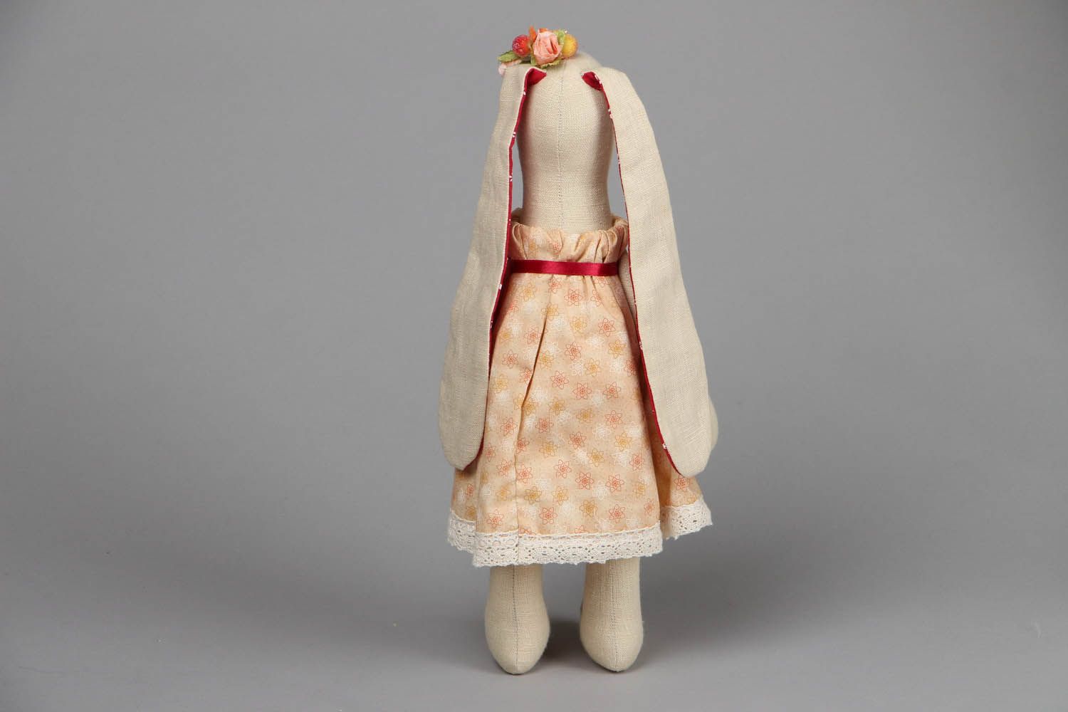 Интерьерная игрушка Зайчиха в платье фото 3