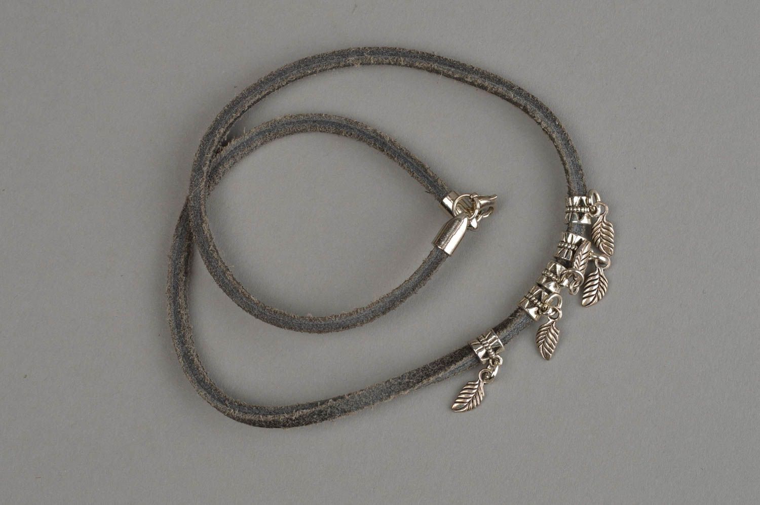 Bracelet fait main en cuir naturel gris avec pendeloques métalliques long photo 8