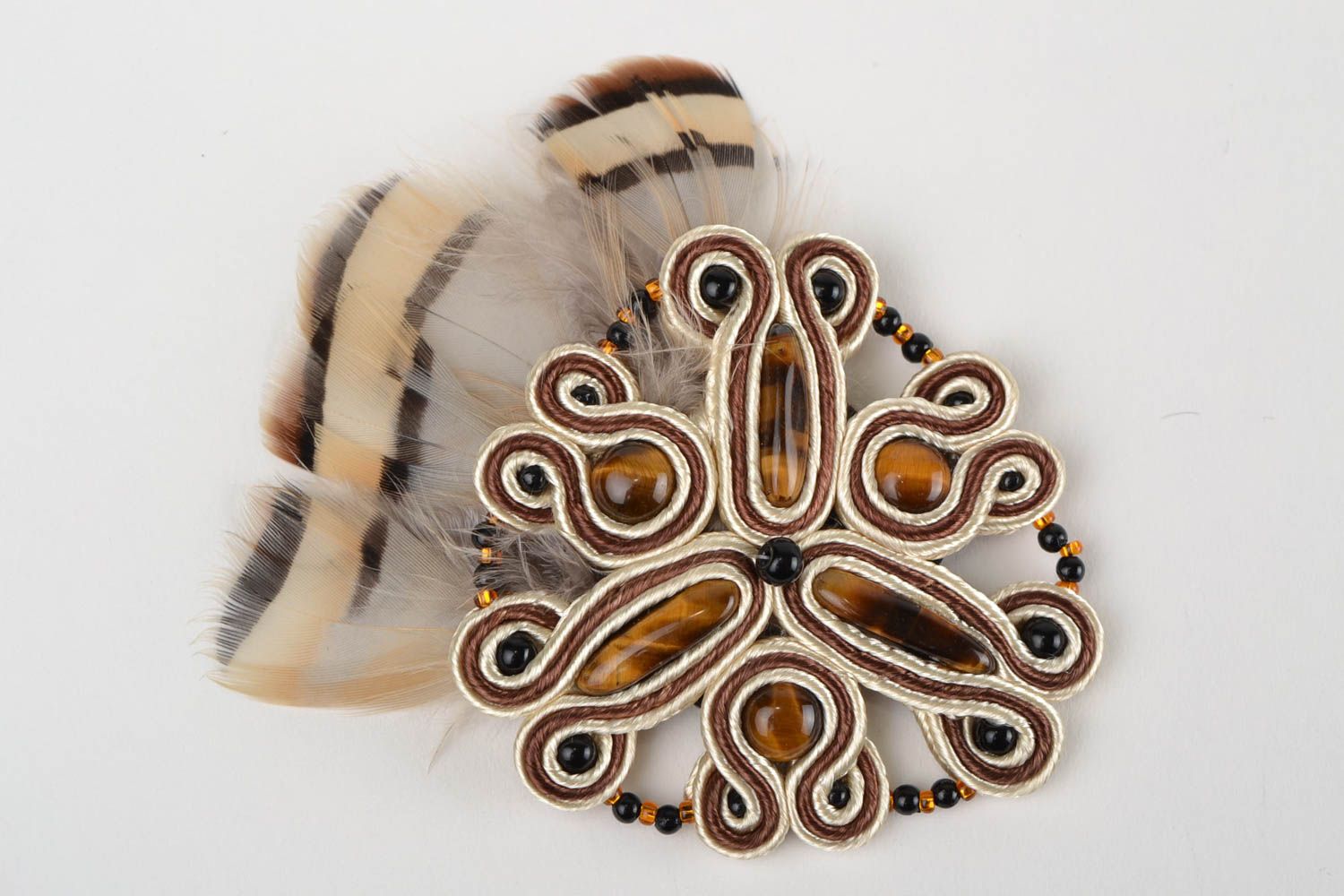 Сутажная брошь с натуральным камнем тигровый глаз и перьями коричневая ручной работы фото 3