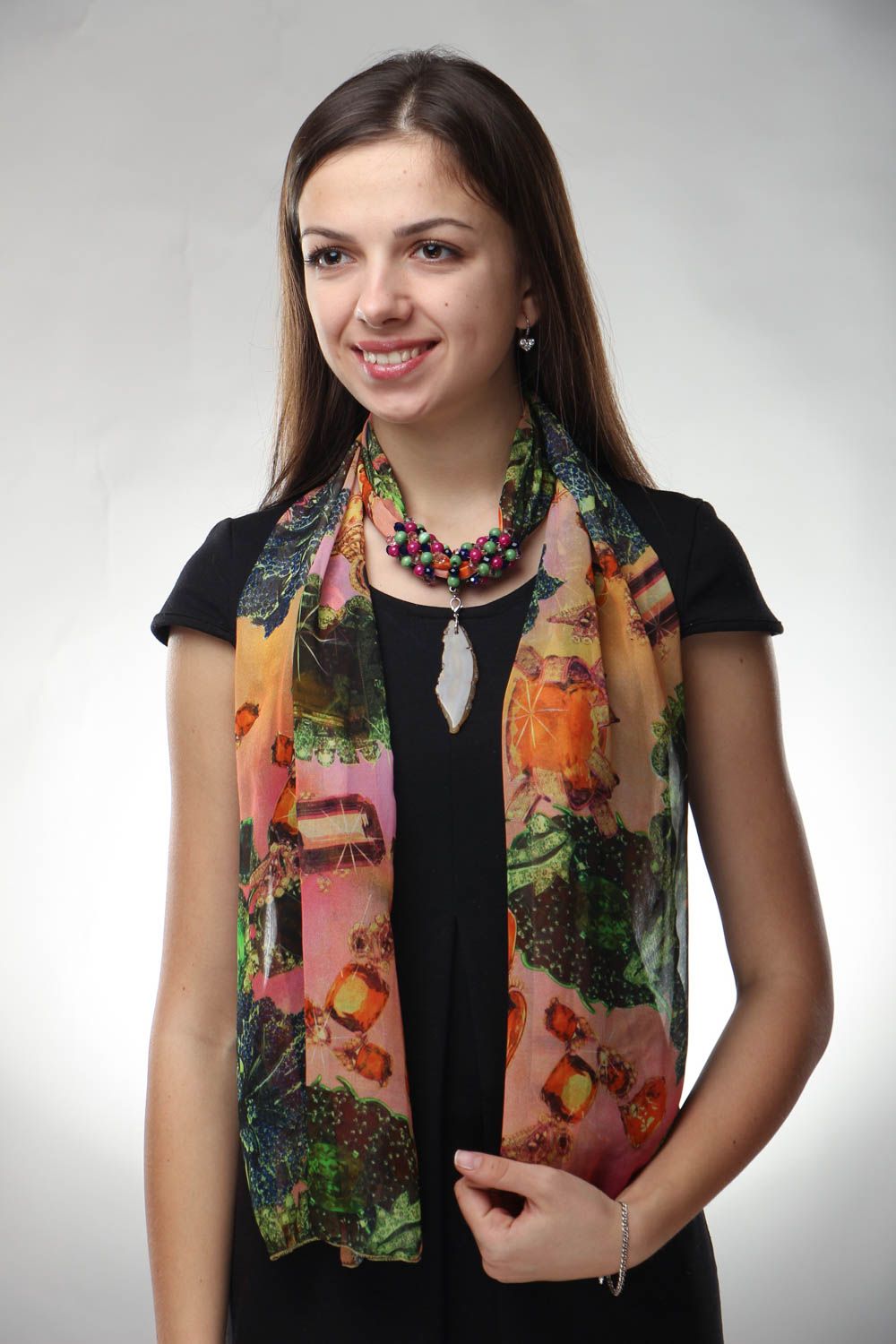Weiblicher Schal aus Seide mit echten Steinen foto 1