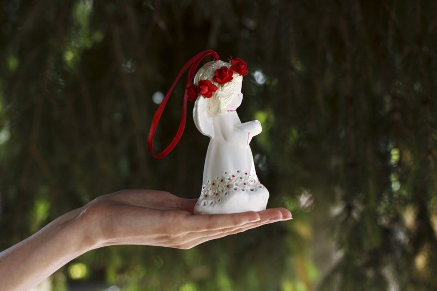 Campanilla cerámica, colgante decorativo ‘Angelito con guirnalda roja’ foto 3