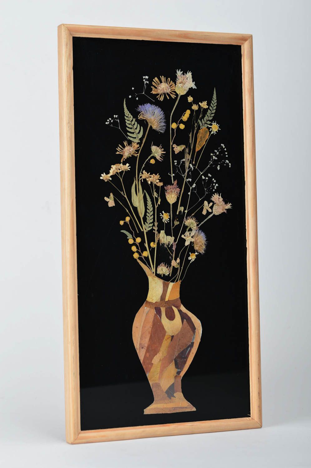 Tableau en fleurs séchées fait main sur fond noir nature morte vase avec fleurs photo 1