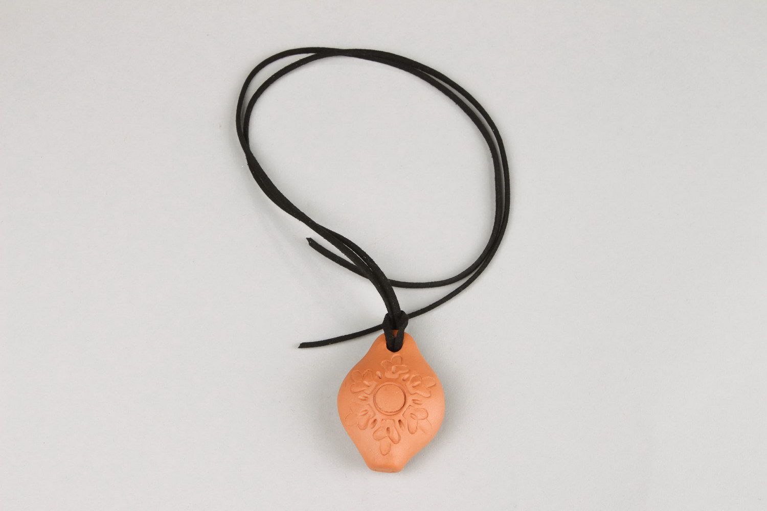 Pfeife-Amulett aus Ton mit Sonnesymbol foto 5