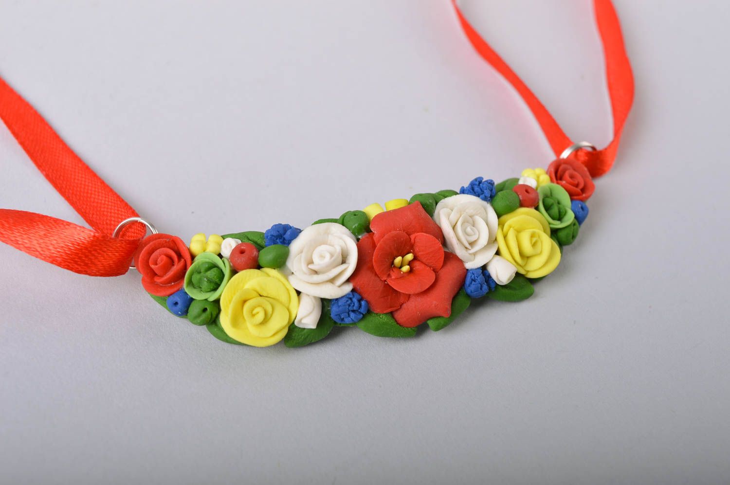 Eindrucksvolles farbiges Collier aus Porzellan mit Blume Anhänger und Streifen foto 4
