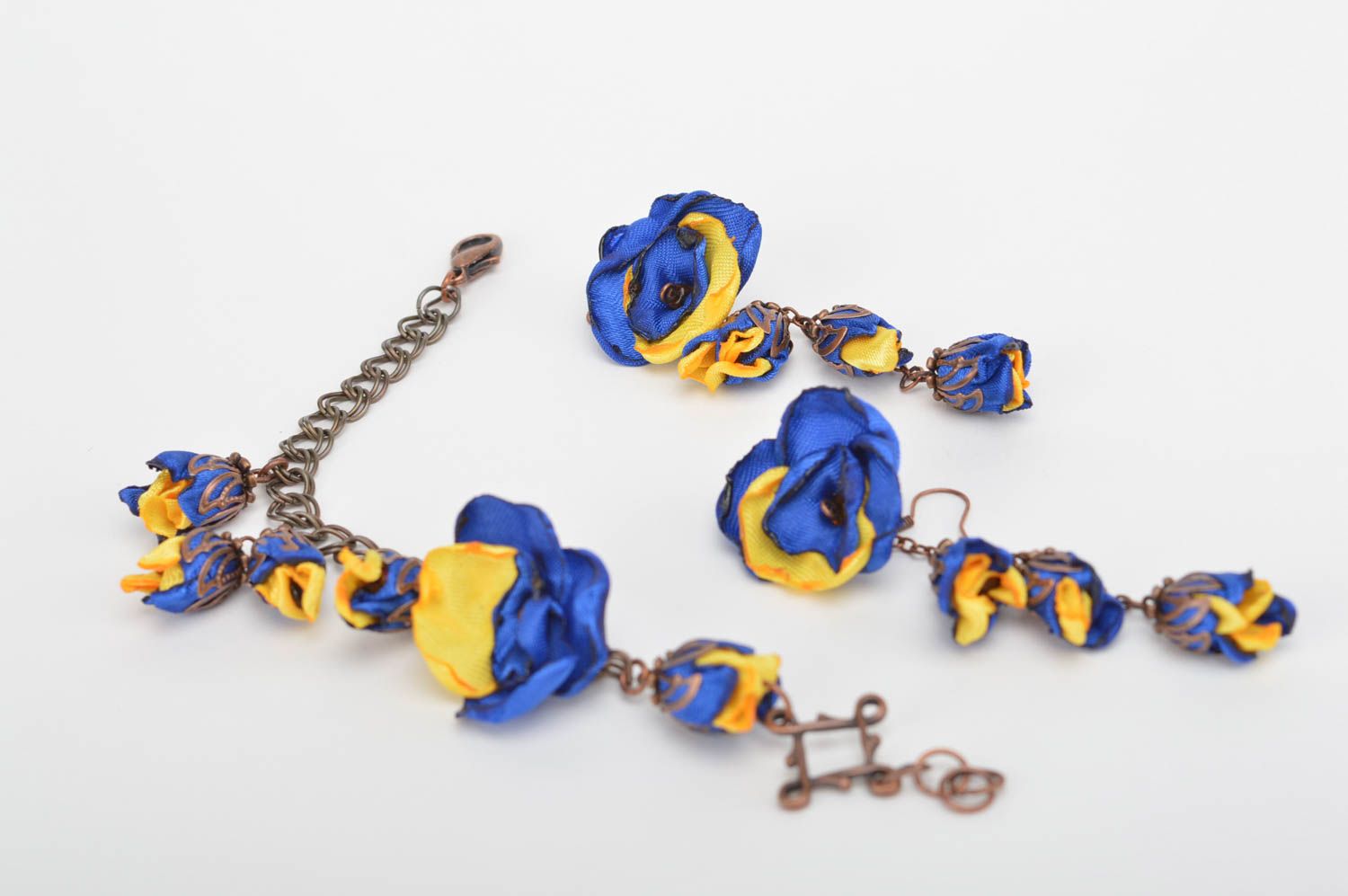 Комплект украшений из атласных лент серьги и браслет с подвесками ручная работа фото 2