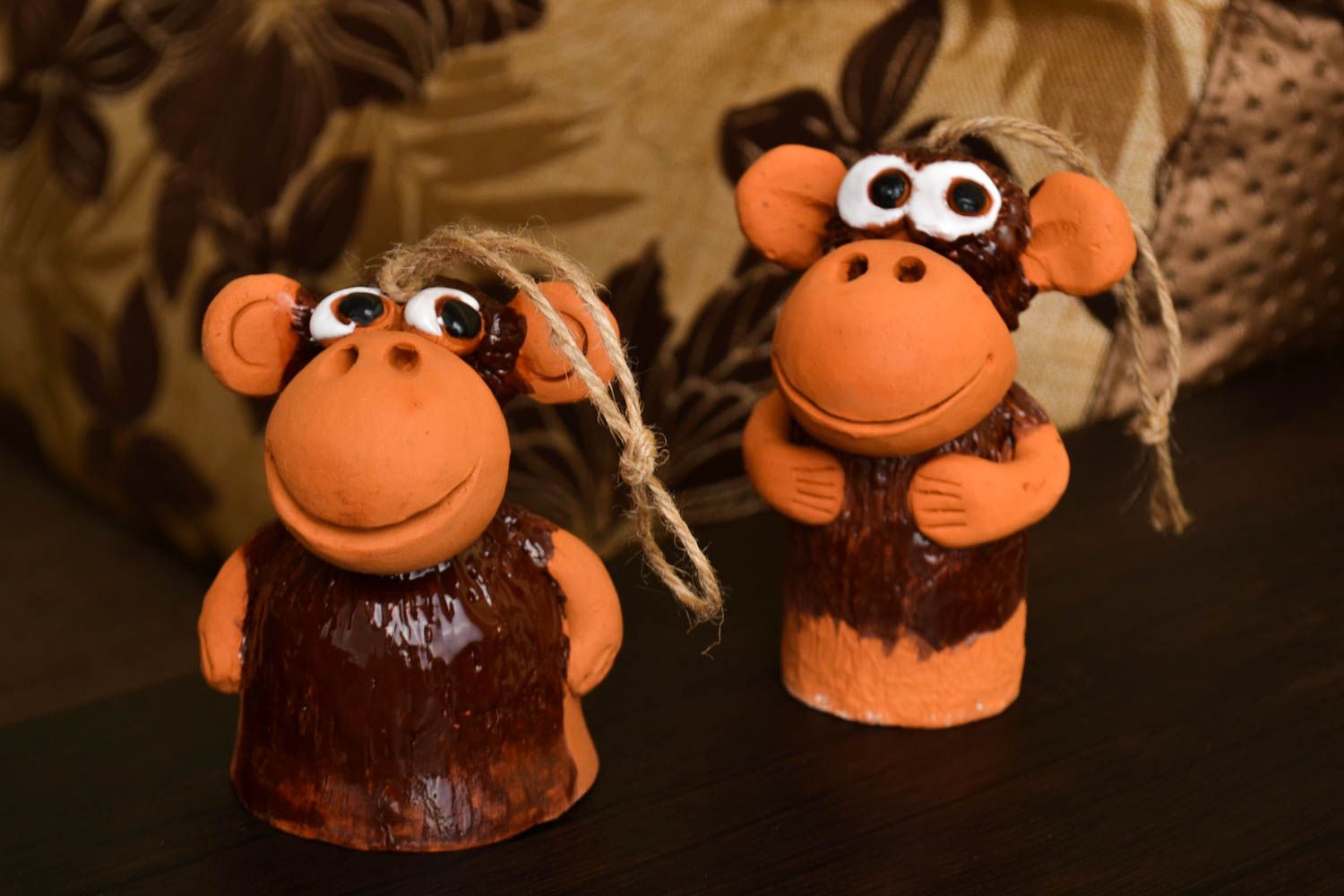 Petites cloches fait main Objet à suspendre 2 singes argile Cadeau original photo 1