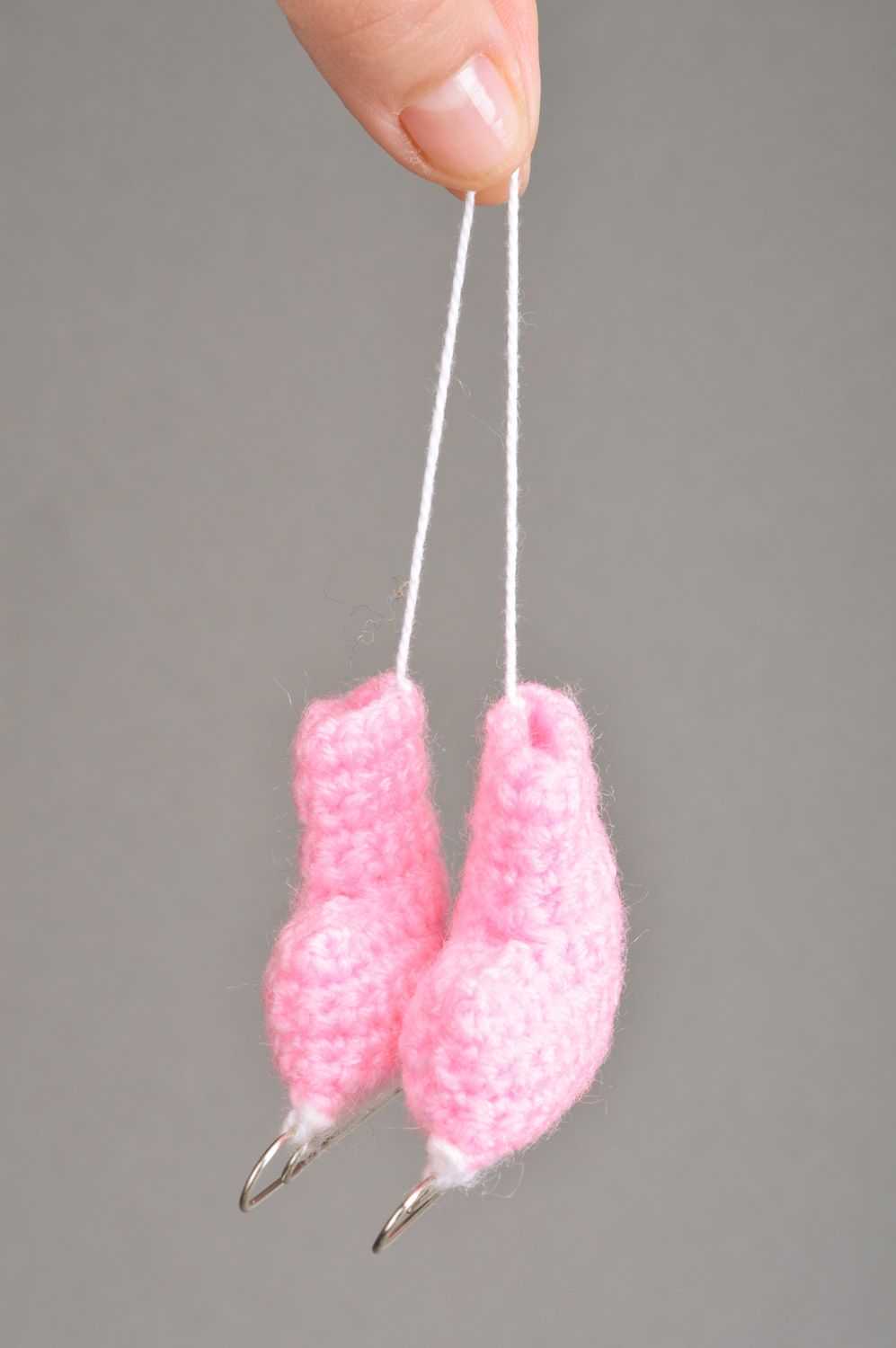 Handmade rosa gehäkelter Interieur Anhänger Schlittschuhe aus Halbwolle für Kind foto 3