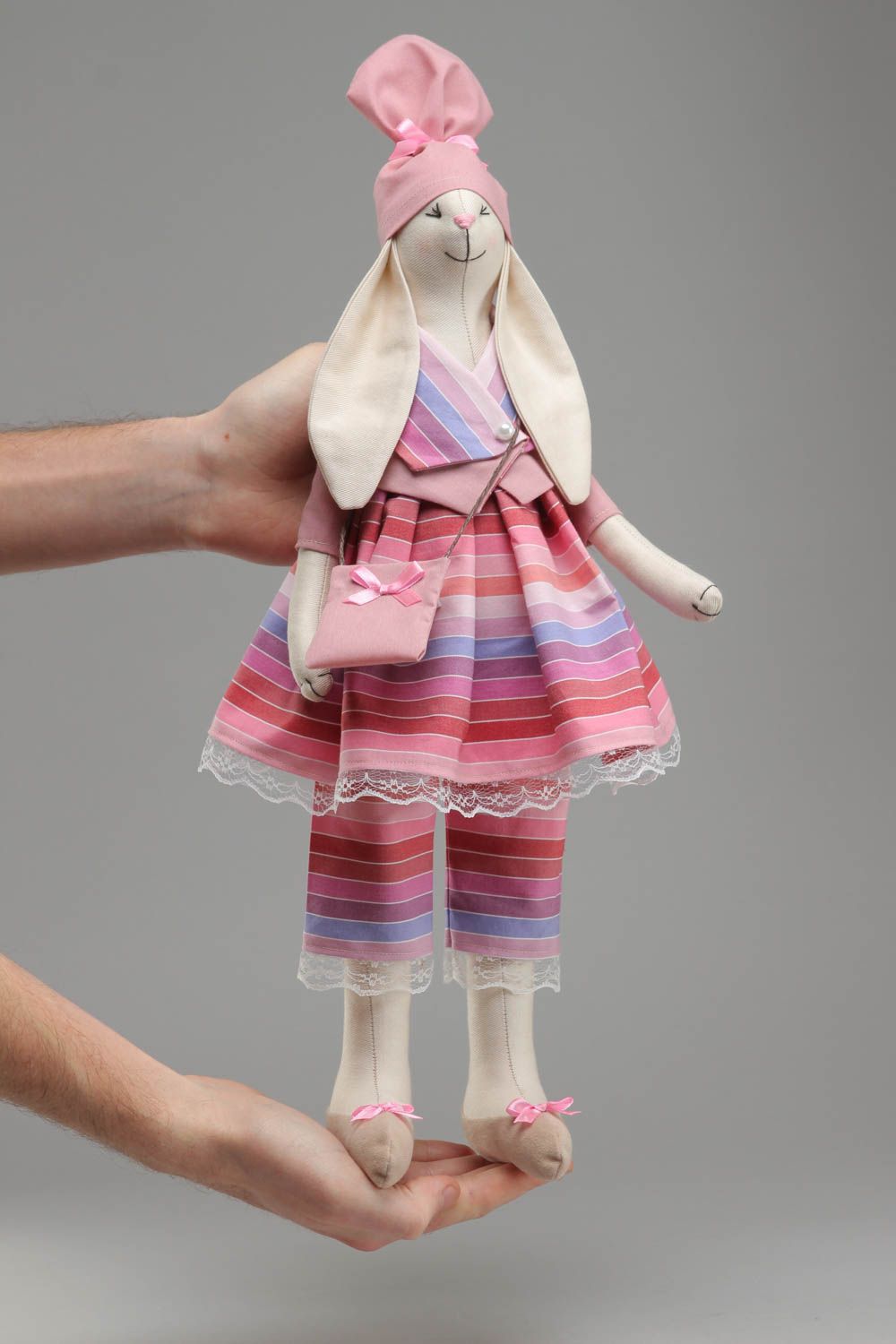 Мягкая игрушка из ткани Зайчиха-модница фото 4