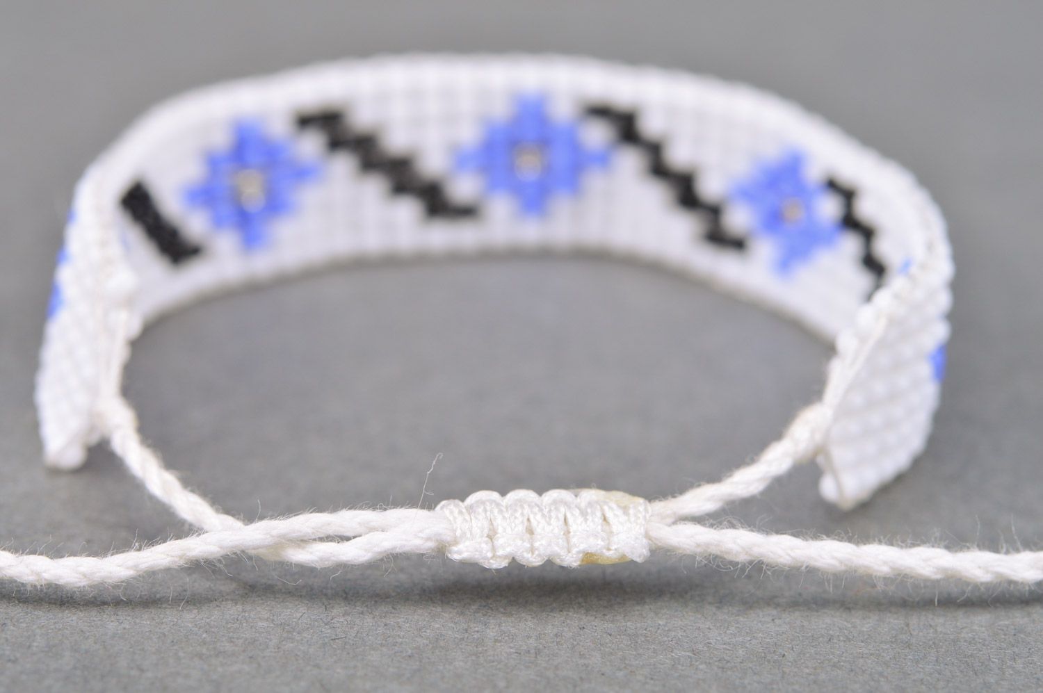 Handmade woven bead bracelet of white color with blue flowers photo 5