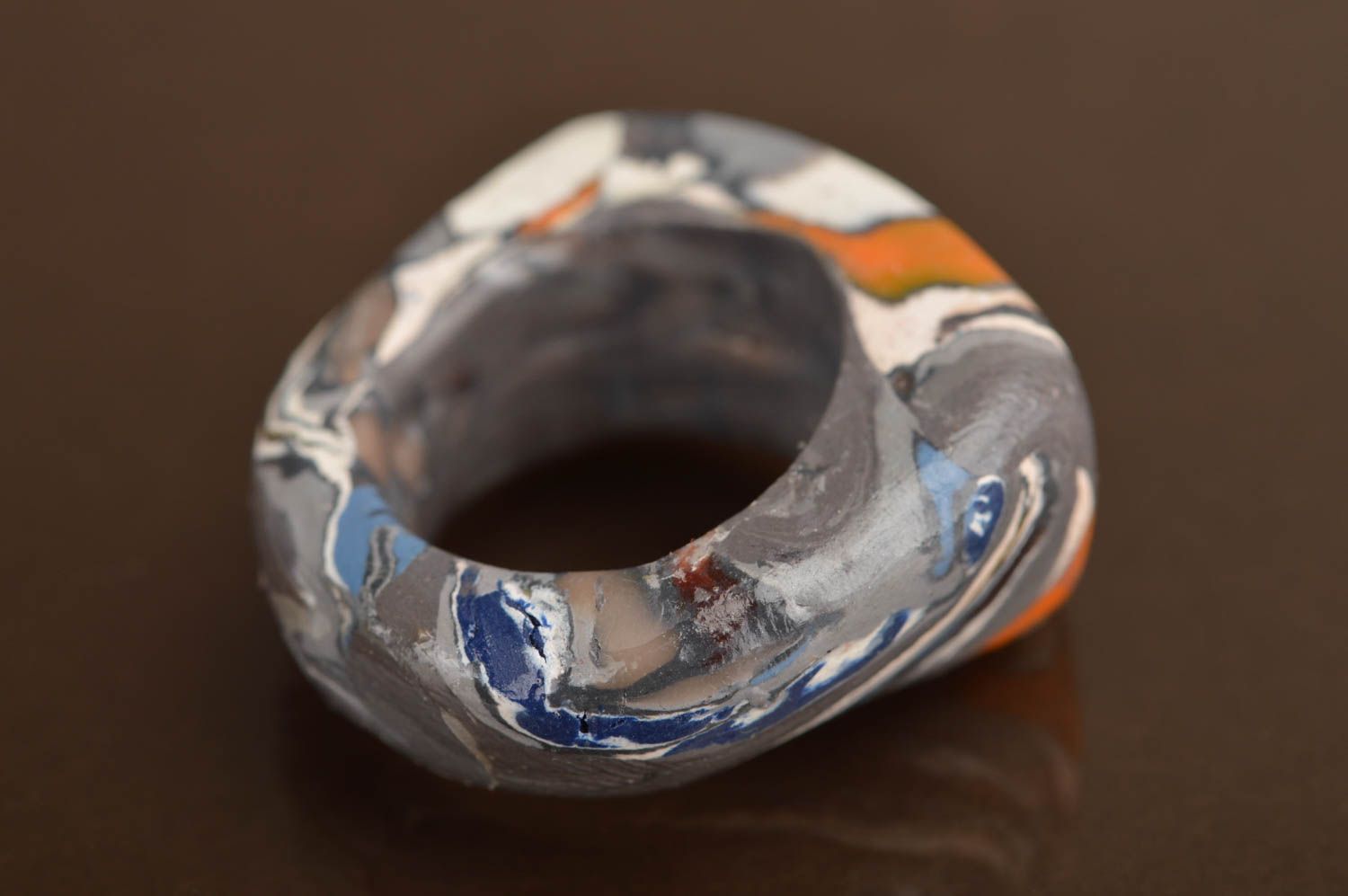 Сплошное кольцо из полимерной глины серое необычное аксессуар ручной работы фото 3