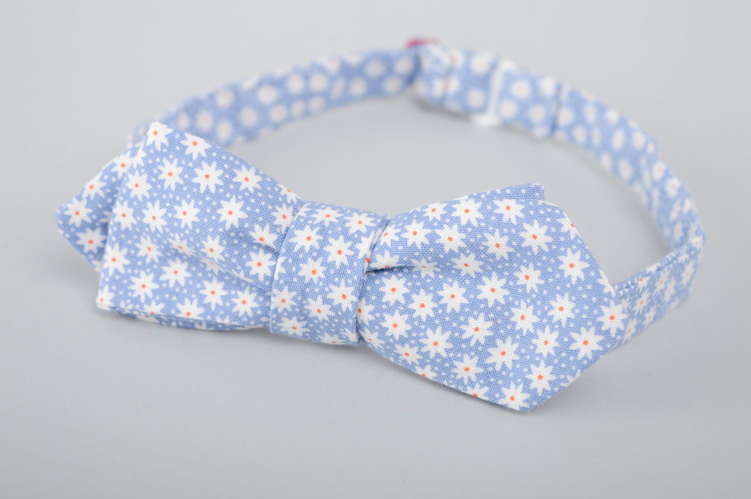 Handmade light fabric bow tie with floral print photo 1