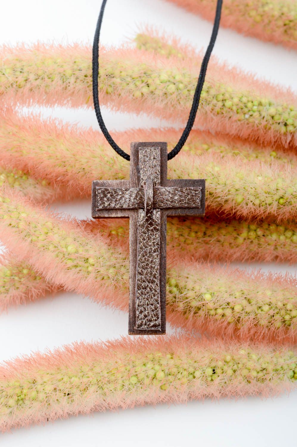 Pendentif croix Bijou fait main en bois et cuir en marron Accessoire femme photo 1