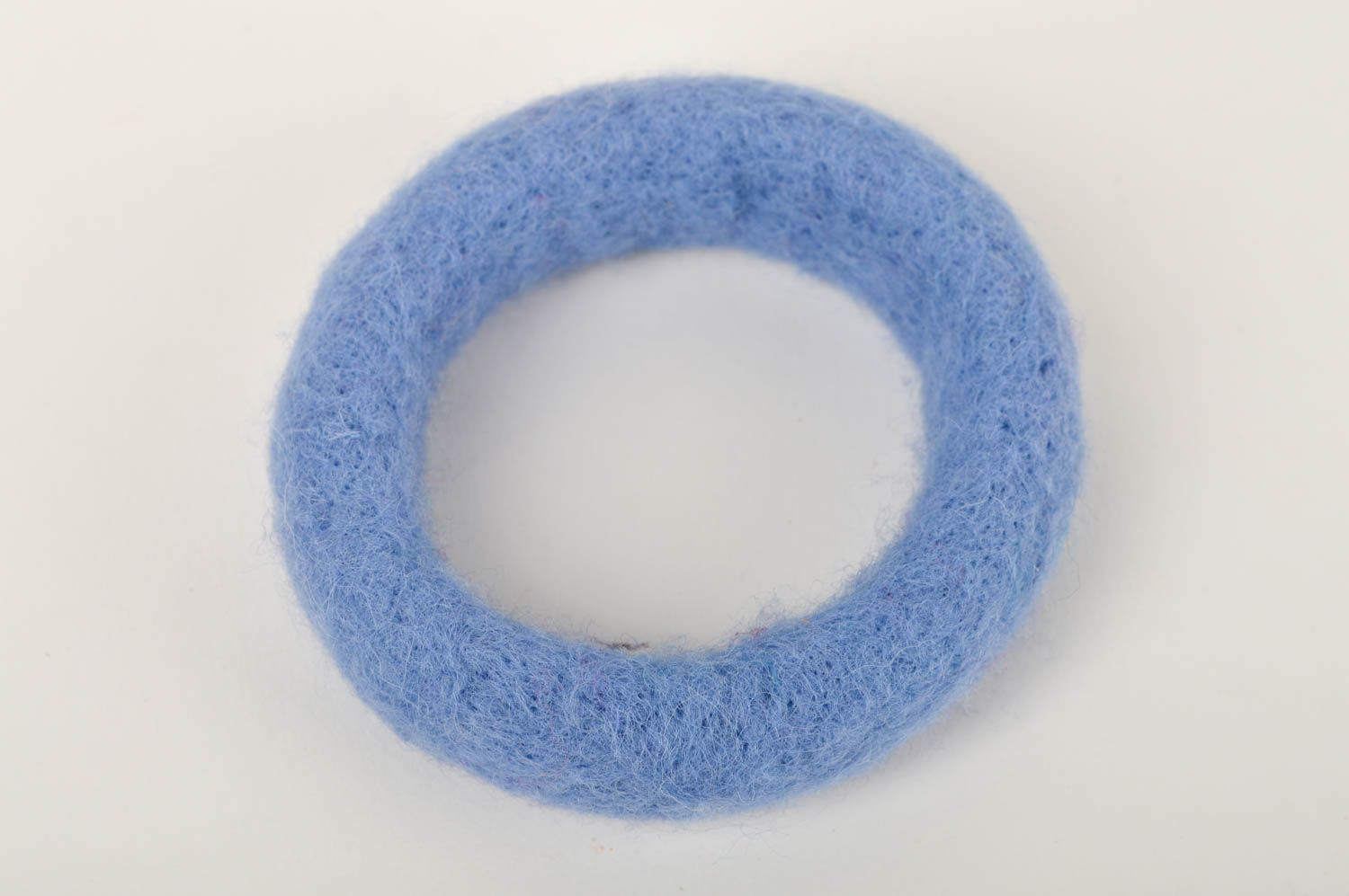 Bracelet laine Bijou fait main bleu clair original Accessoire femme design photo 2