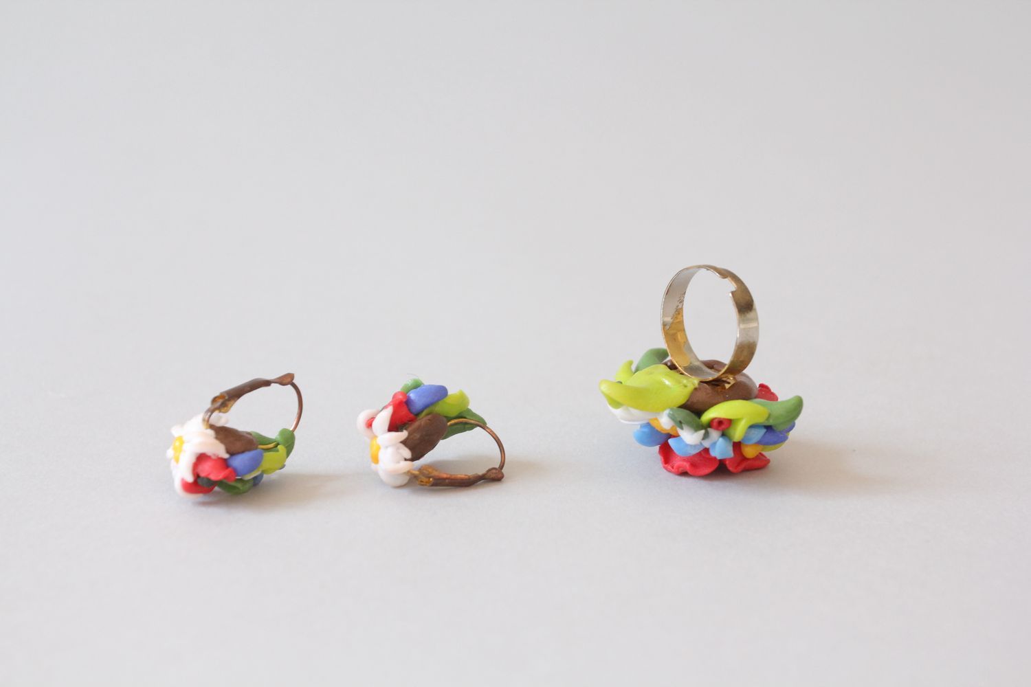 Conjunto de jóias de cerâmica plástica brincos e anel feitos à mão foto 4