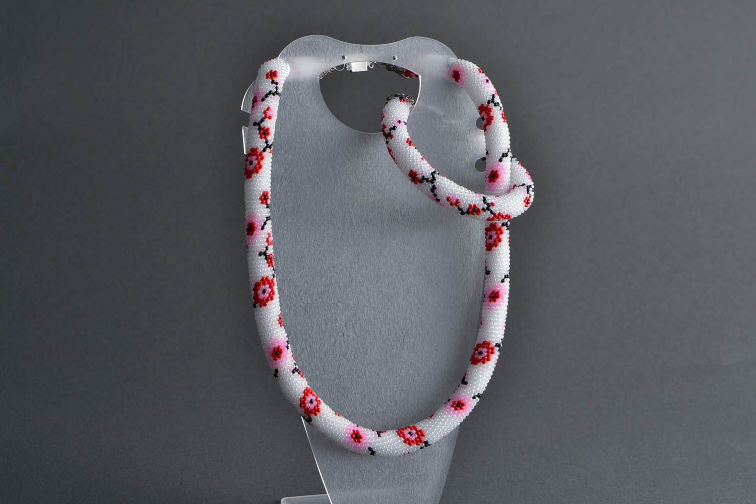 Handmade Schmuckset aus Glasperlen in Weiß und Rot 2 Stück Collier und Armband  foto 5