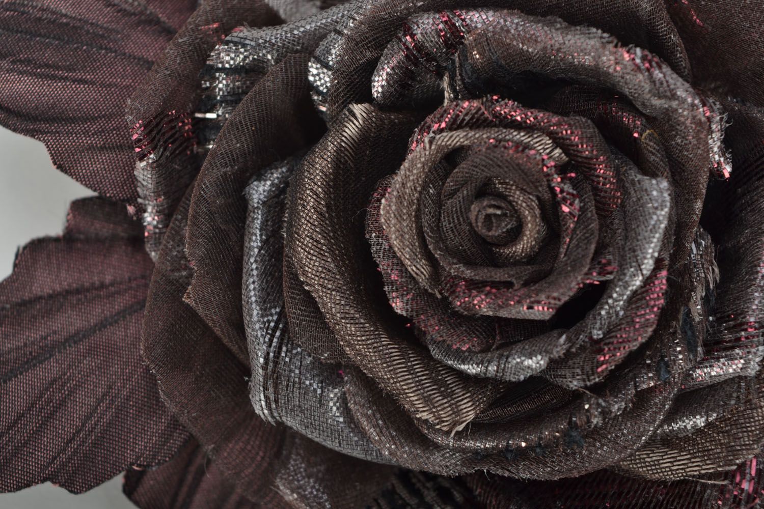 Broche de tecido feito à mão em forma da flor Rosa com lurex foto 3