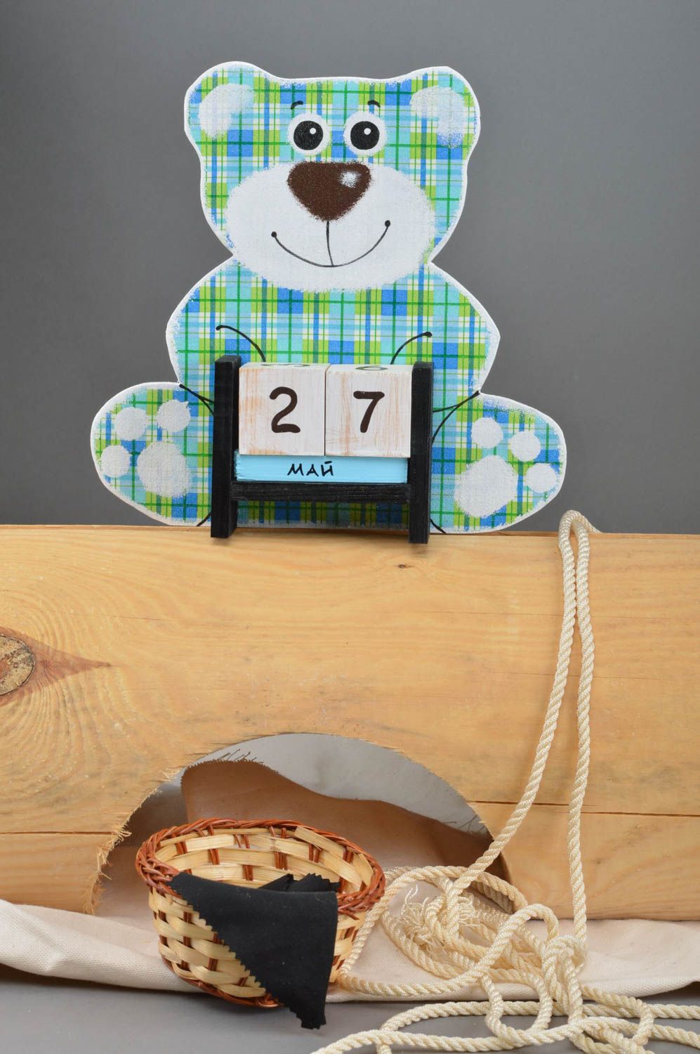 Календарь в виде мишки фанерный в клеточку небольшой красивый ручная работа фото 1