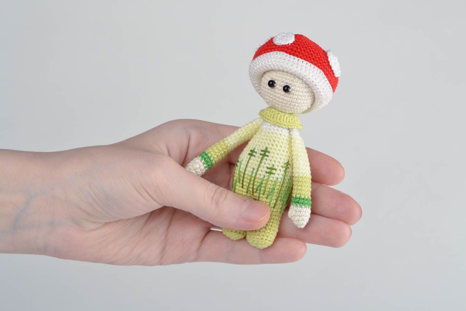Jouet tricoté en coton au crochet fait main petit original en forme d'amanite photo 2