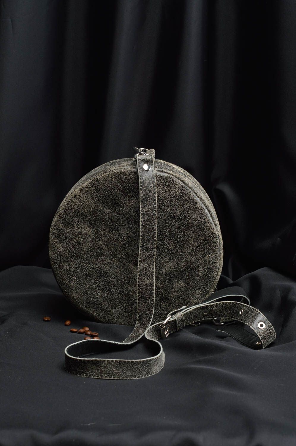 Круглая сумка из кожи на молнии с длинным ремешком темно серая ручной работы фото 1