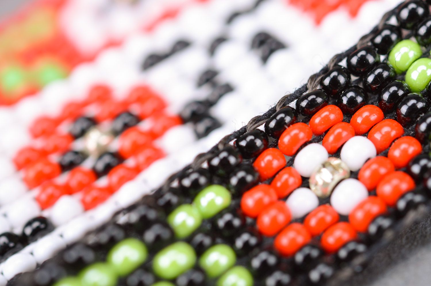 Набор браслетов из бисера 3 штуки красный черный и белый ручная работа красивые фото 4