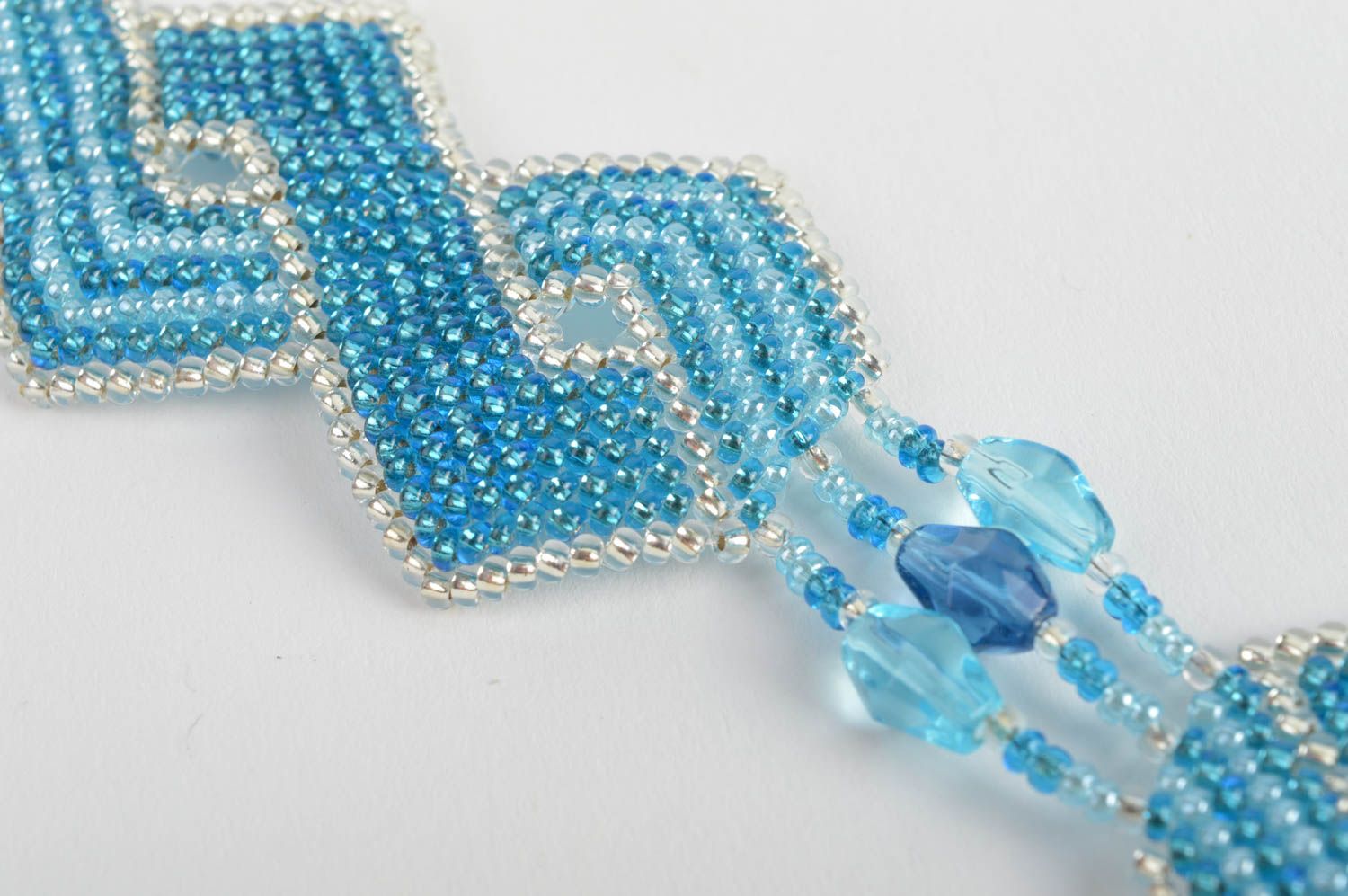 Красивый браслет из бисера авторский плетеный голубой в ромбики ручной работы фото 5