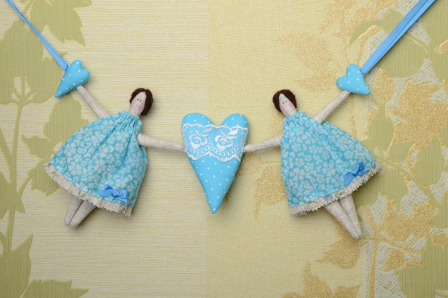 Guirlande de poupées avec coeur en tissus naturels faite main bleu clair photo 1