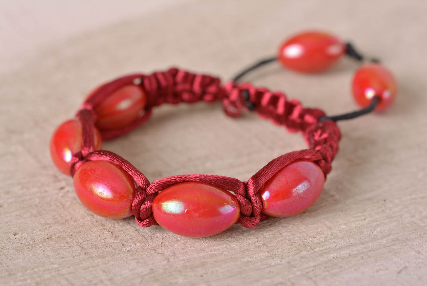 Bracelet macramé Bijou fait main rouge en fils design Accessoire femme photo 1