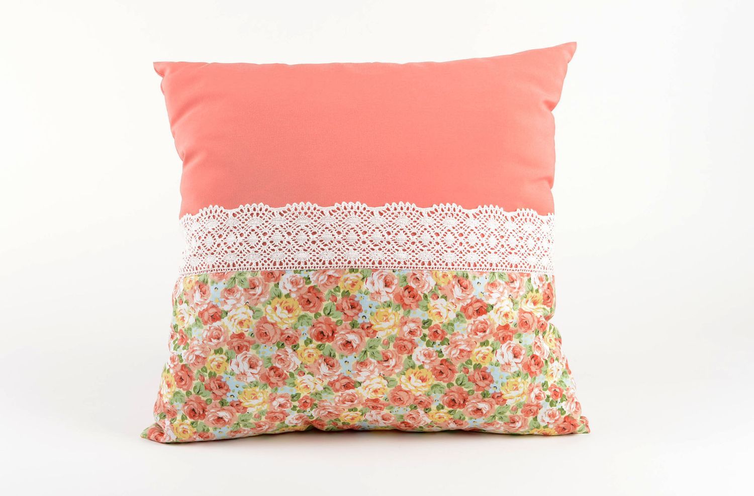 Декоративная подушка подарок ручной работы розовый декор интерьера с цветами фото 4