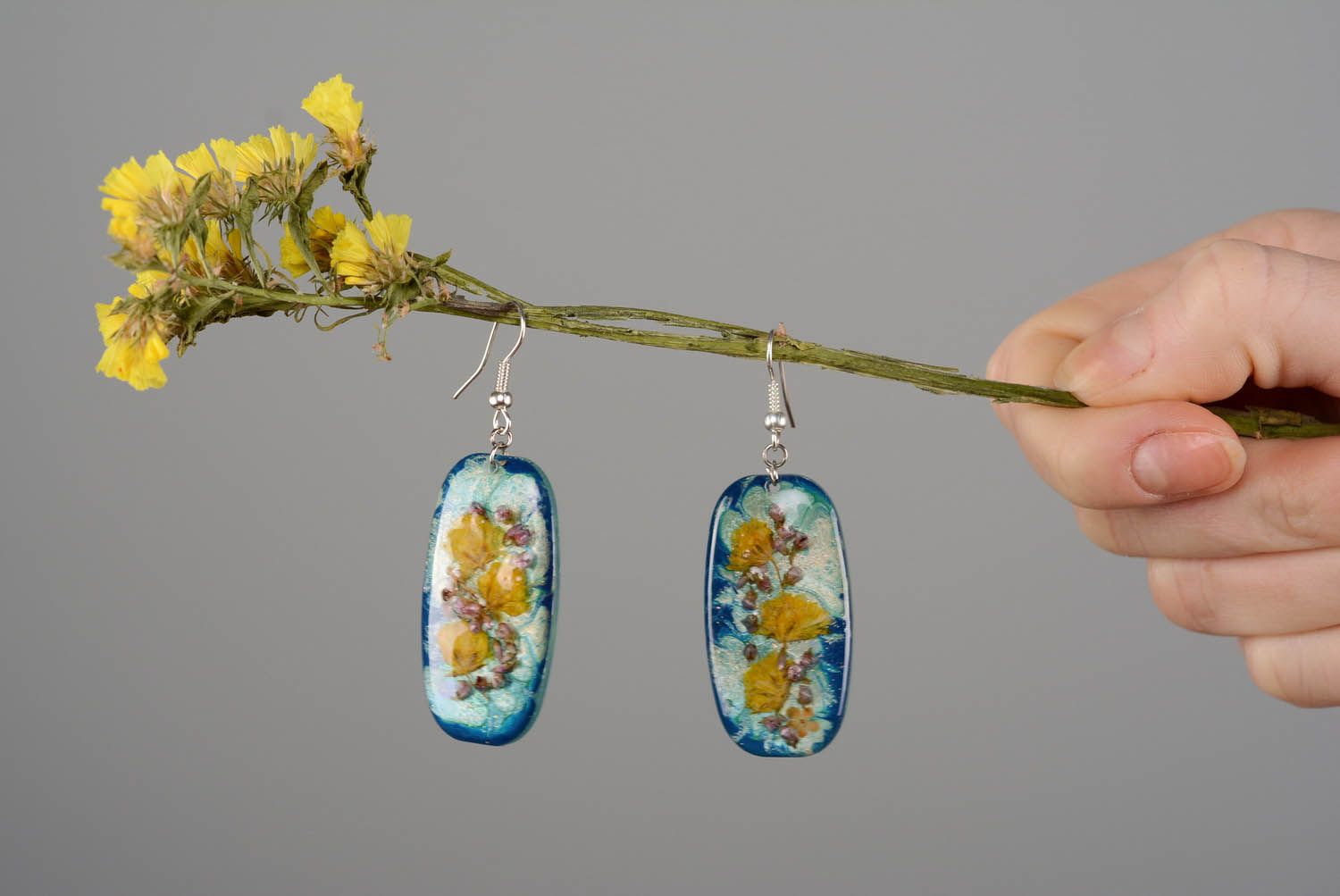 Orecchini con fiori secchi fatti a mano lunghi accessorio originale bello  foto 2