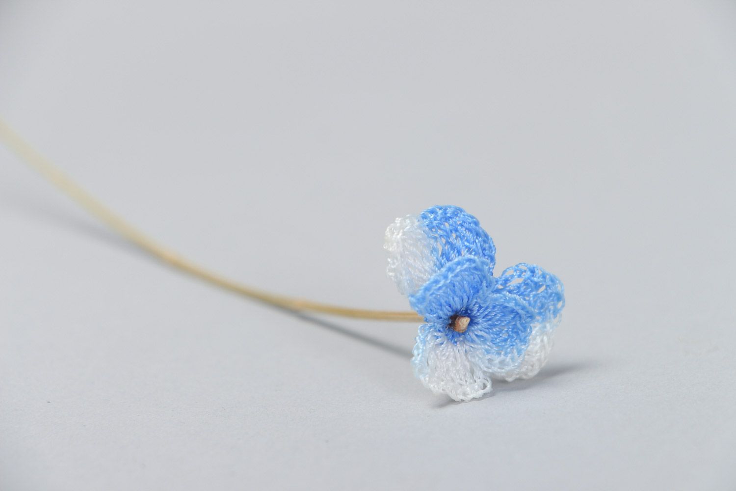 Fleur artificielle tricotée en mélange soie et coton faite main avec acacia photo 3